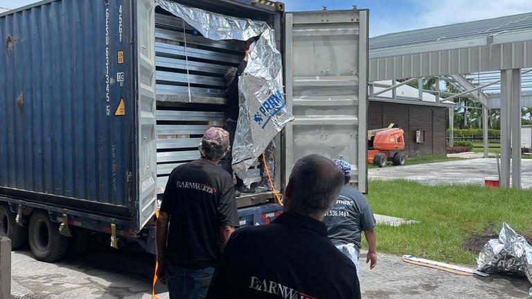 Export van stalen paardenboxen met het Praxas Container Pack