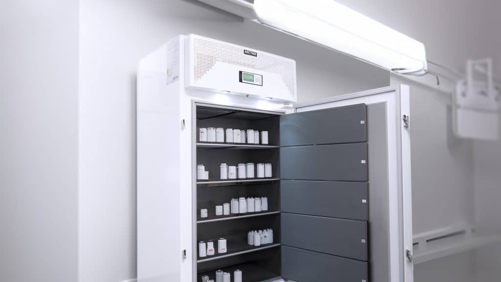 ULUF 750-2M Right Facing in a medical environment with samples ULUF in situ - ULT landing page - Medical 2